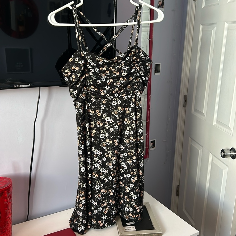 Short dress 
Black with flowers on it 
Size large in the juniors